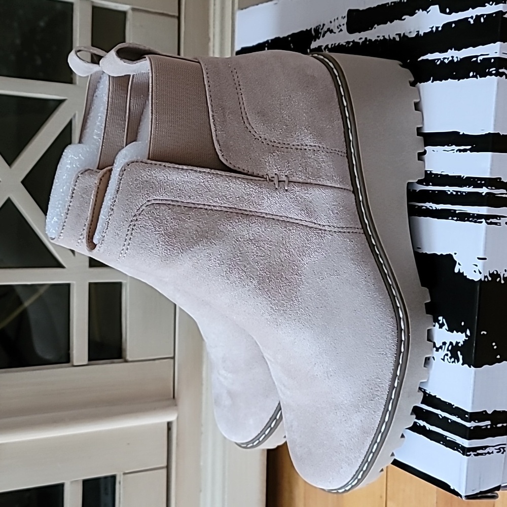 Dolce Vita Lug Sole Chelsea Boot, New In Box, Size 9.5 Color: Camel - Picture 9 of 15